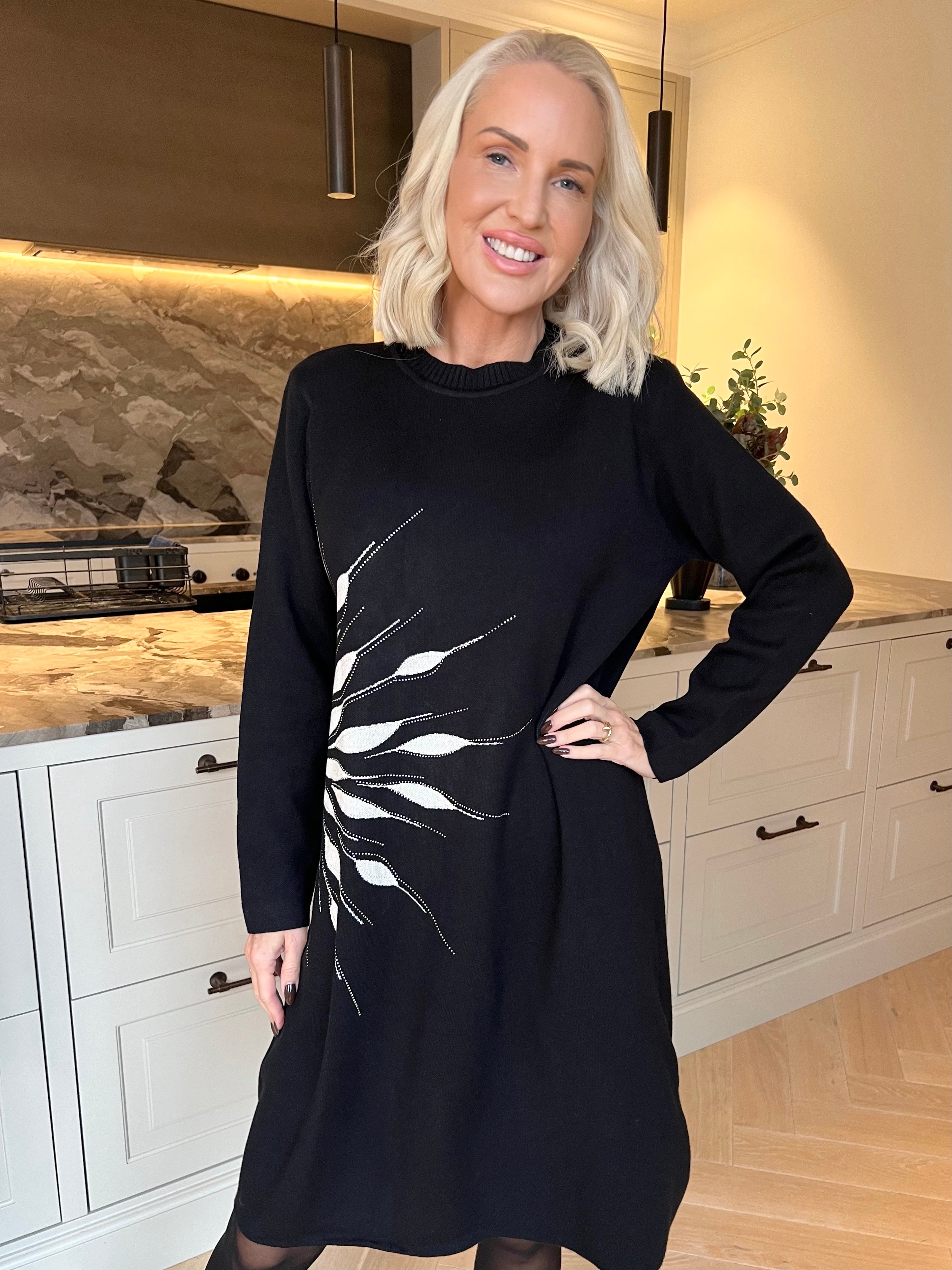 Lucille - Blød plus size strikkjole i en behagelig viskoseblanding med blomstermotiv foran